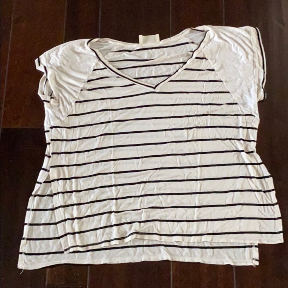 Super soft v-check striped t-shirt